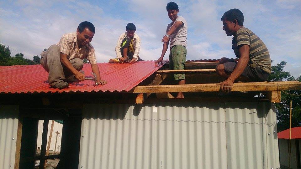 LI aout 2015 Nepal installation des toles toit et murs
